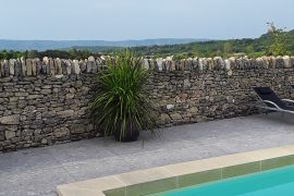 Piscine avec vue sur le Luberon