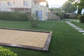 Jardin avec terrain de pétanque