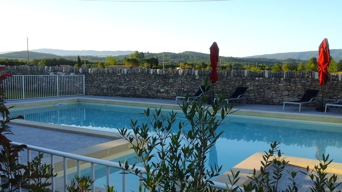 Vue sur le Lubéron depuis la piscine