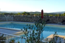 Vue sur le Lubéron depuis la piscine