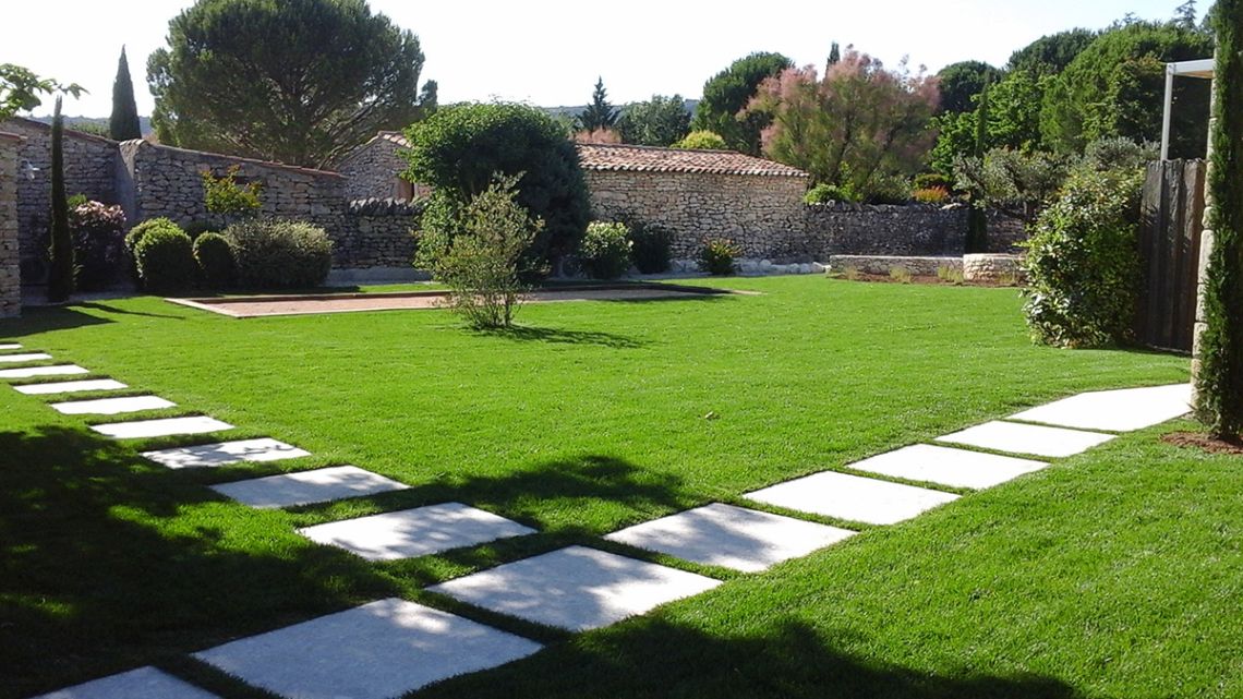 Grand terrain avec pétanque