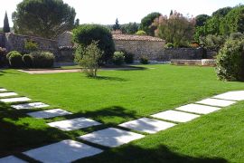 Grand terrain avec pétanque