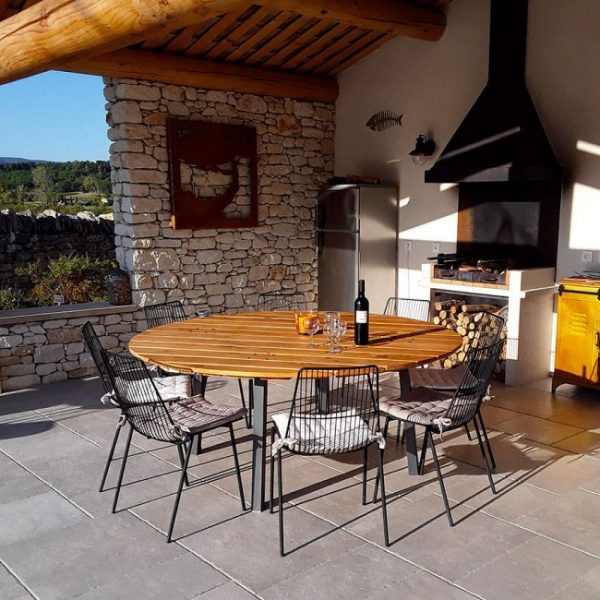 cuisine-d-ete-au-bord-de-la-piscine